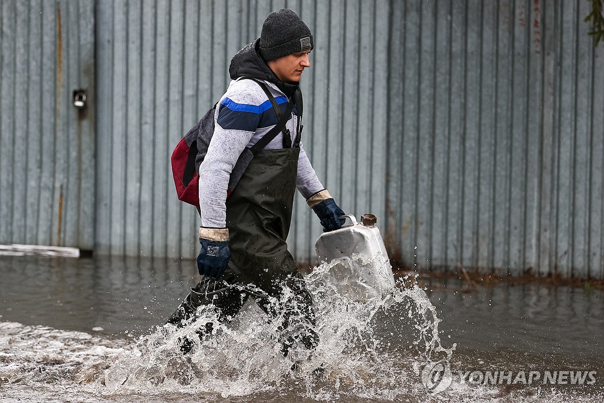&apos;비상사태 선포&apos;…러시아 쿠르간 최악의 홍수로 피해 확산